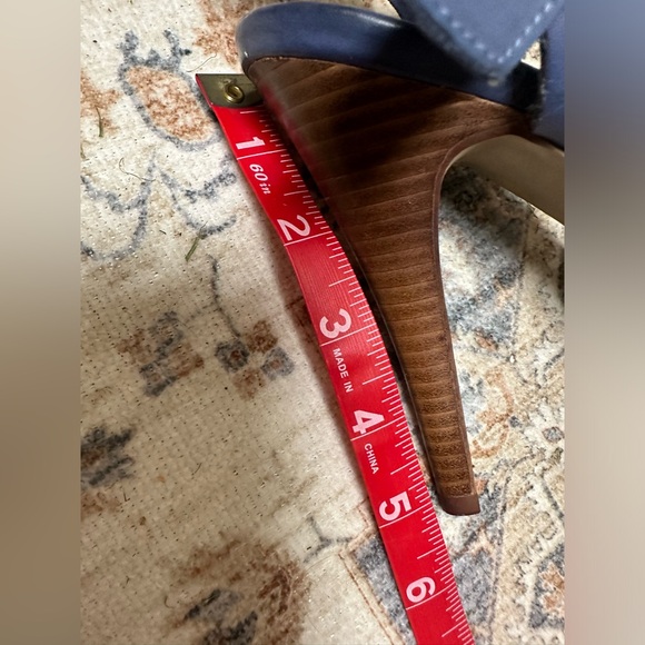 Denim blue and bamboo GUESS heels - BNWOT - Picture 3 of 5